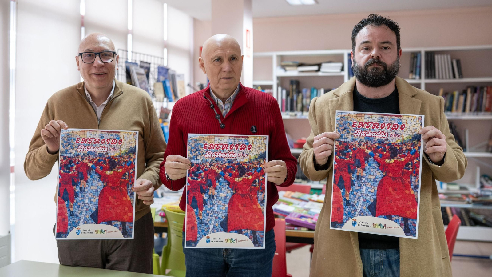 Xosé Carlos Valcárcel, junto a José Manuel Morgade y Daniel Rey López presentan el cartel del Entroido.