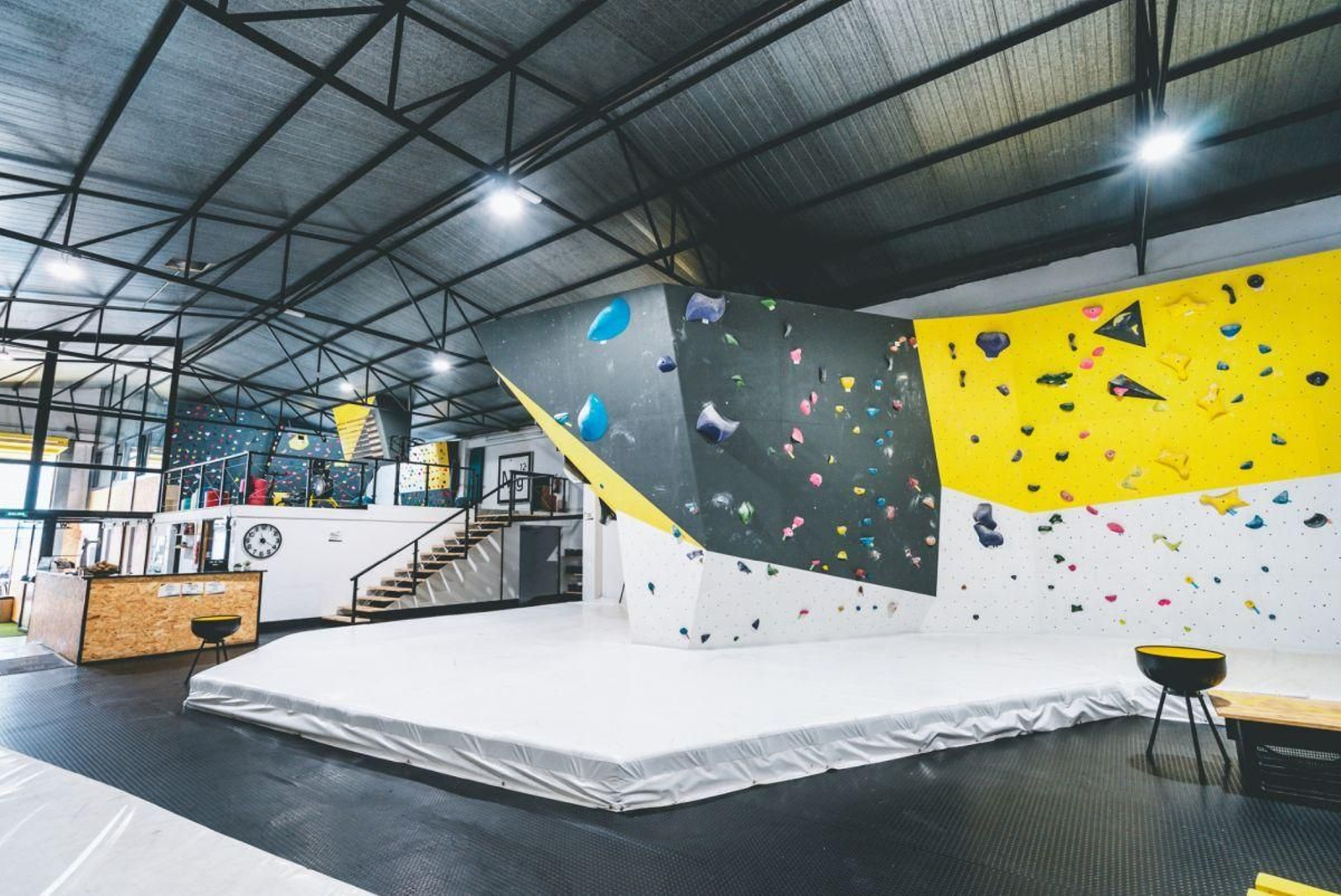 Instalaciones del rocódromo Mg12 en el polígono industrial do Rebullón.