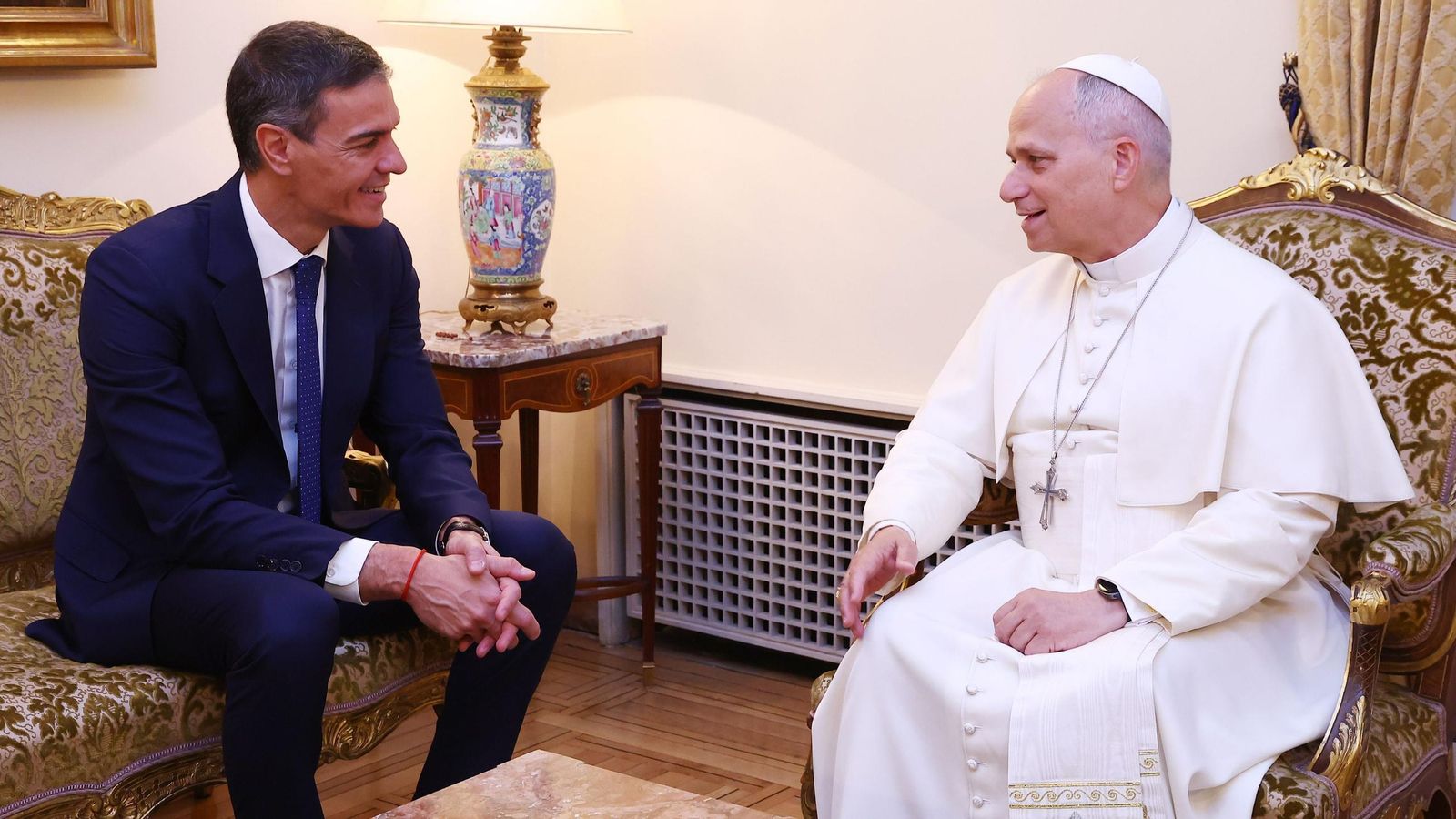 El presidente del gobierno, Pedro Sánchez (i), y el Papa León XIV (d) se reúnen en la sede de la Nunciatura Apostólica.