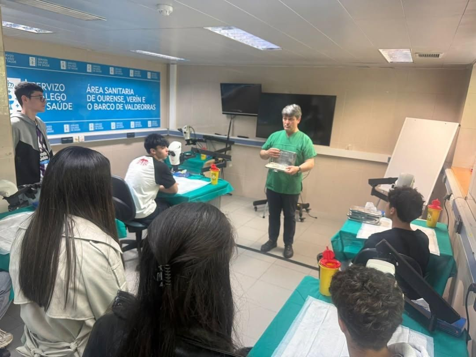 Visita dos alumnos do Luis Vives á Unidade de Simulación do CHUO