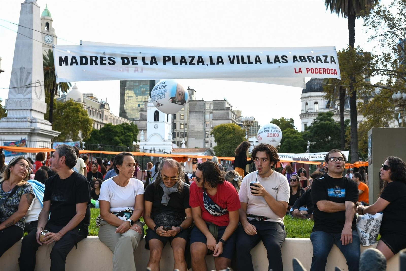 EuropaPress_7390493_varias_personas_vigilia_50_aniversario_golpe_estado_argentina_23_marzo_2026