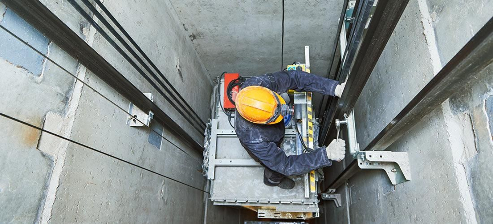 Revisión dun ascensor por unha empresa de mantemento.
