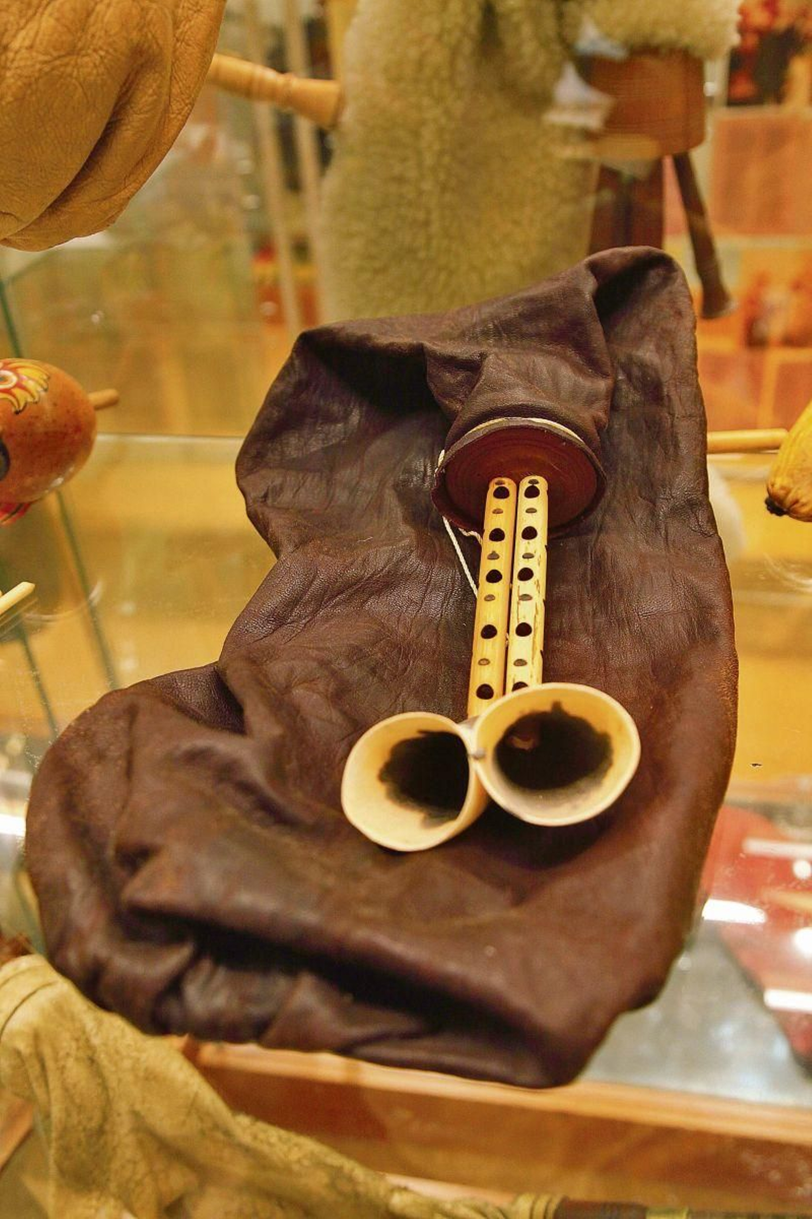 Muy primitiva con dos campanas de resonancia y procedente de Túnez.