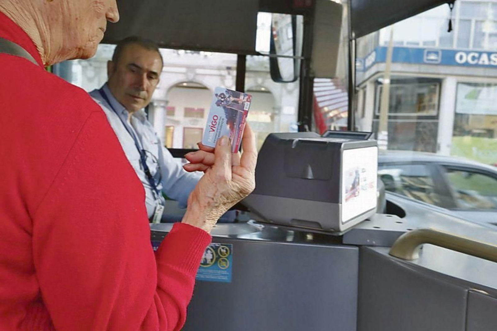 Un usuario emplea su tarjeta PassVigo para subir al autobús.