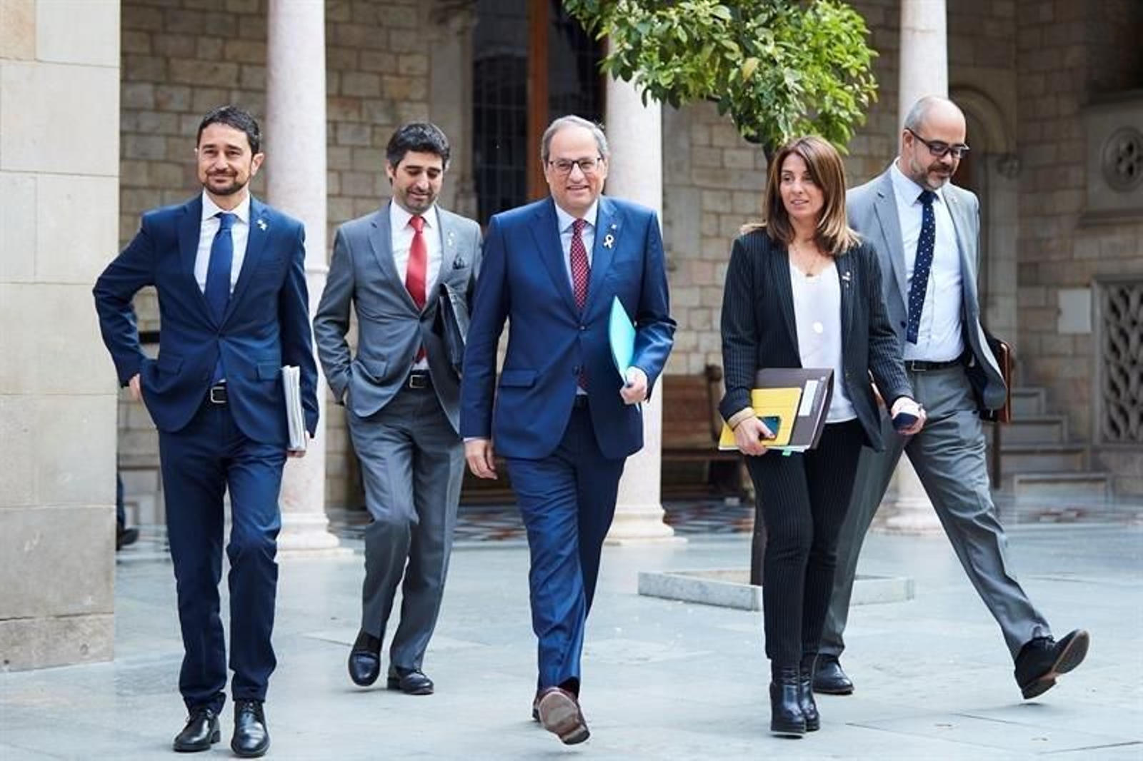 El presidente de la Generalitat, Quim Torra (c), la consellera de Presidencia, Meritxell Budó (2d), los consellers de Interior, Miquel Buch (d), y de Territorio, Damià Calvet (i), y el secretario del Govern, Victor Culell (2i)