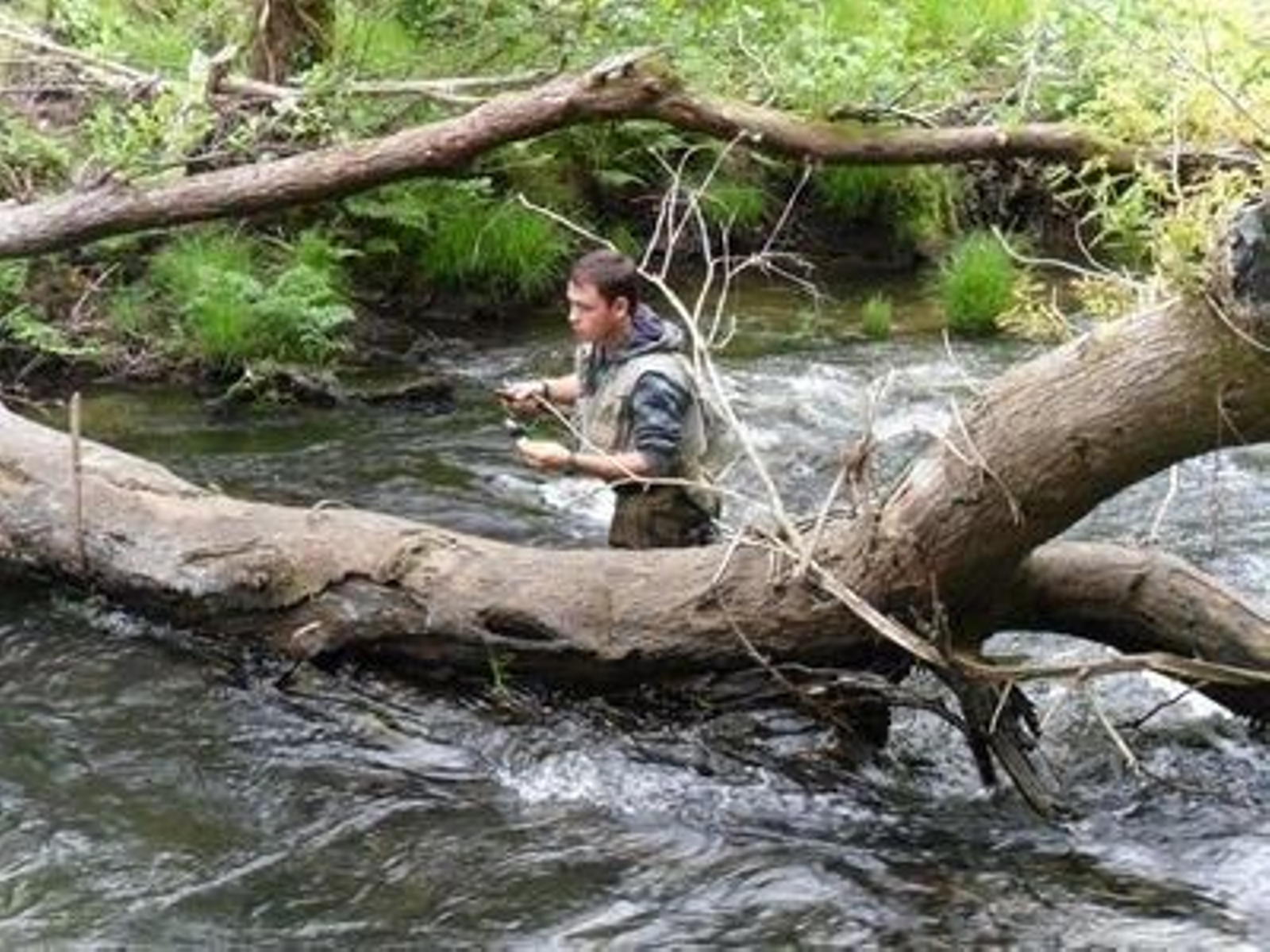 Un pescador en el río.