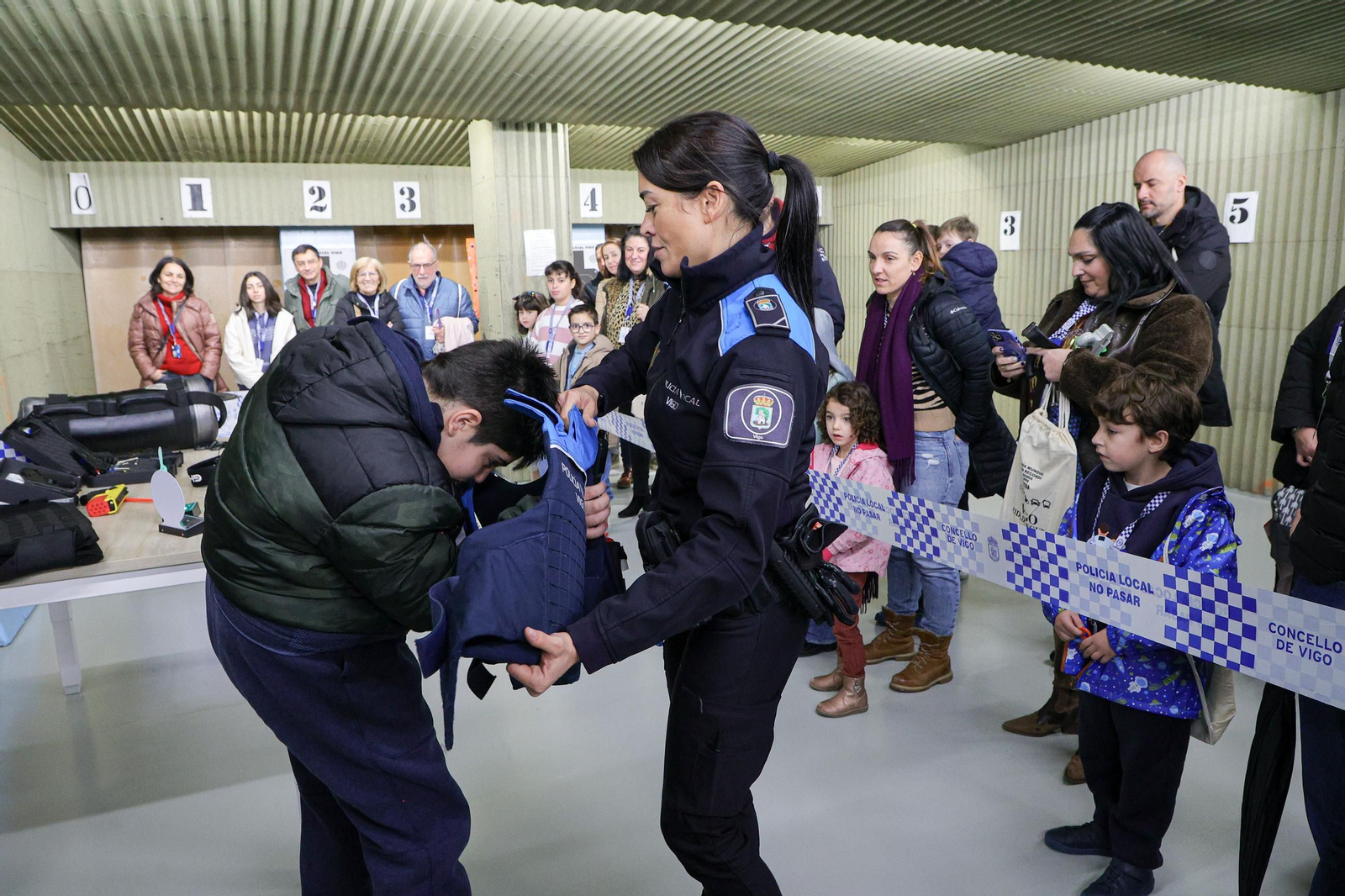 Galería | Niños y mayores descubren el trabajo de la Policía Local de Vigo