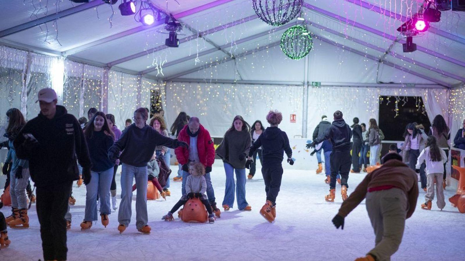 Los usuarios disfrutaron de la pista de hielo.