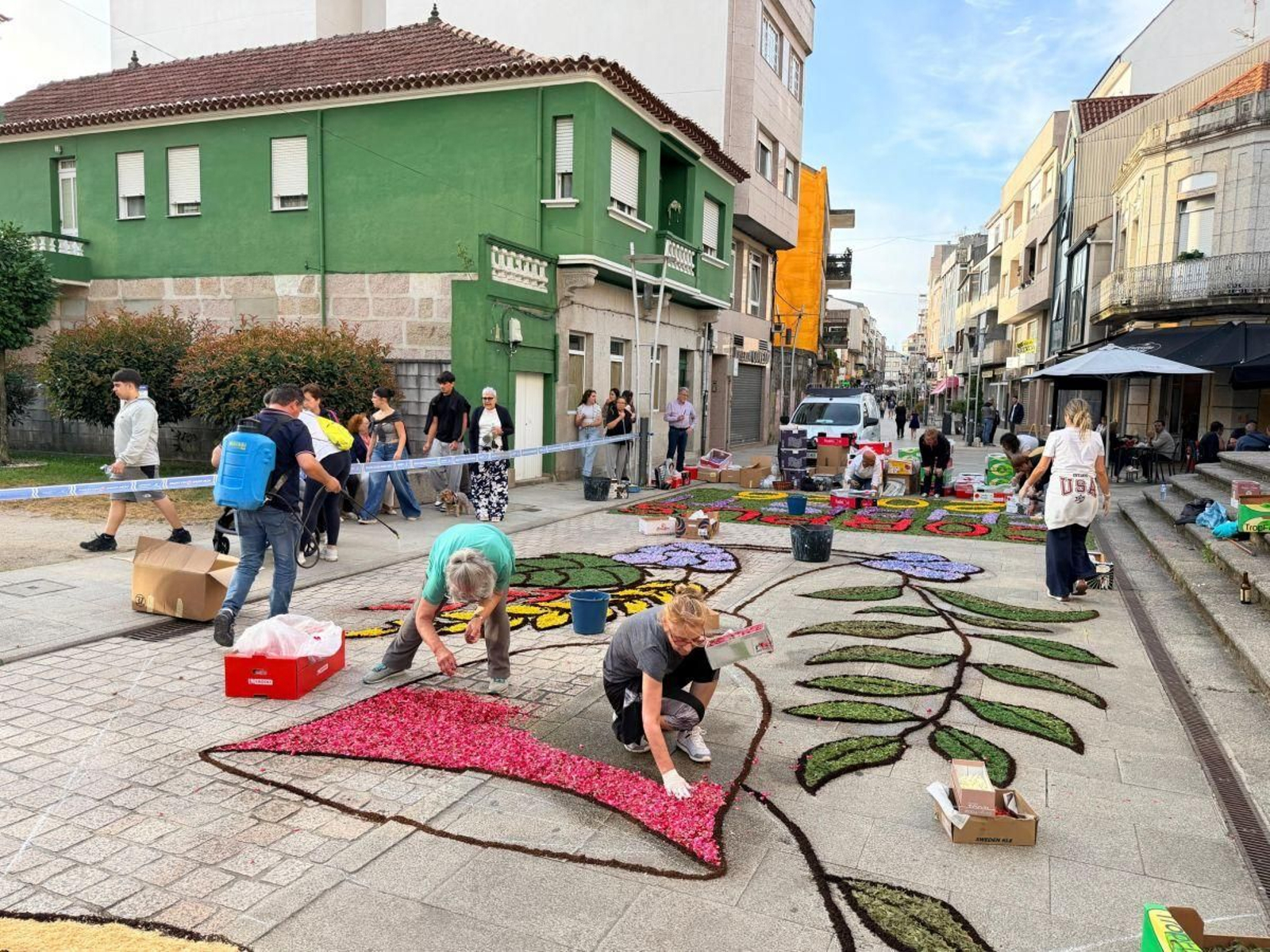 Elaborando la primera alfombra que pisará la procesión de Corpus al pie de la iglesia de Santa María do Porriño.