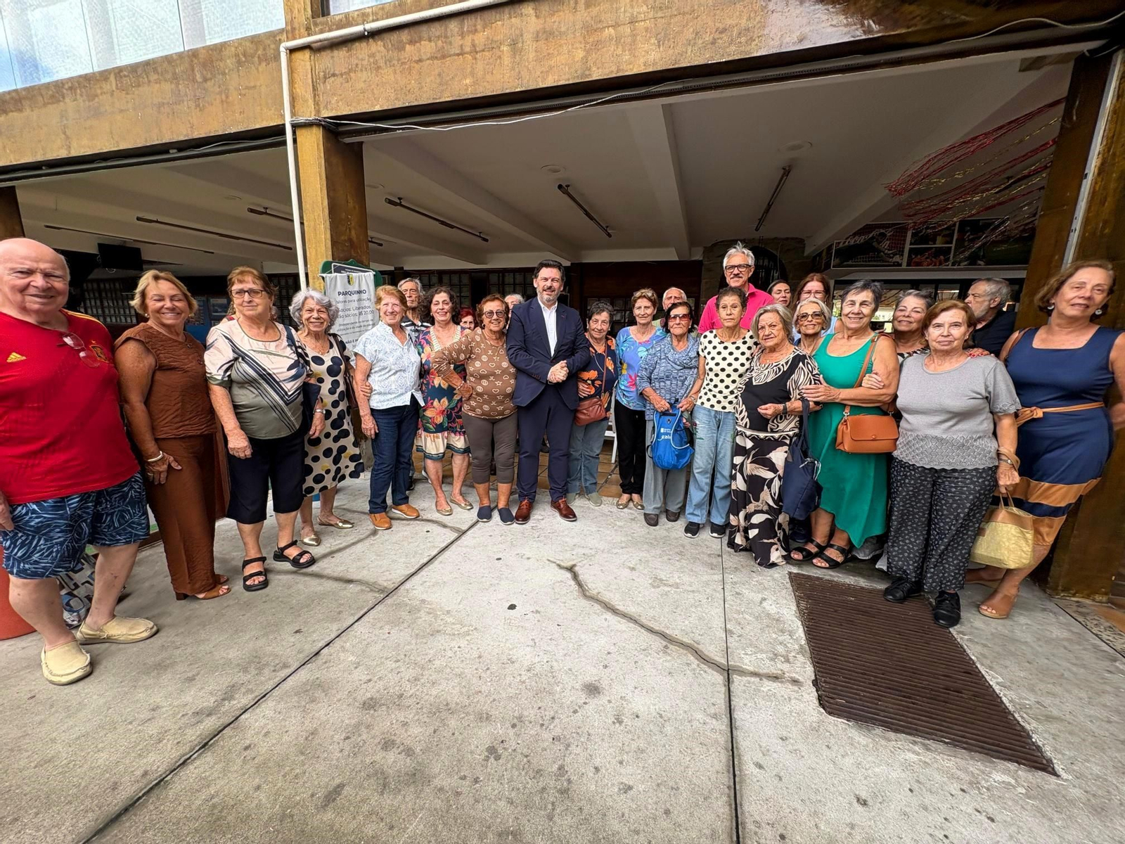 El se cretario xral da Emigración durante su visita al Centro Social de la Casa de España en Brasil