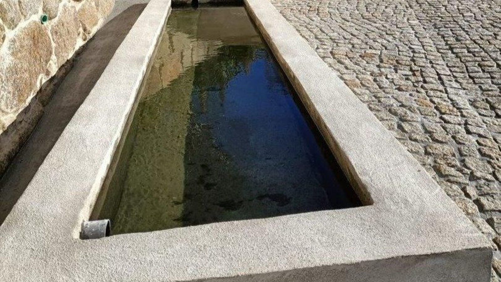 Una fuente lavadero que ha sido recuperada para el uso público en Riós.