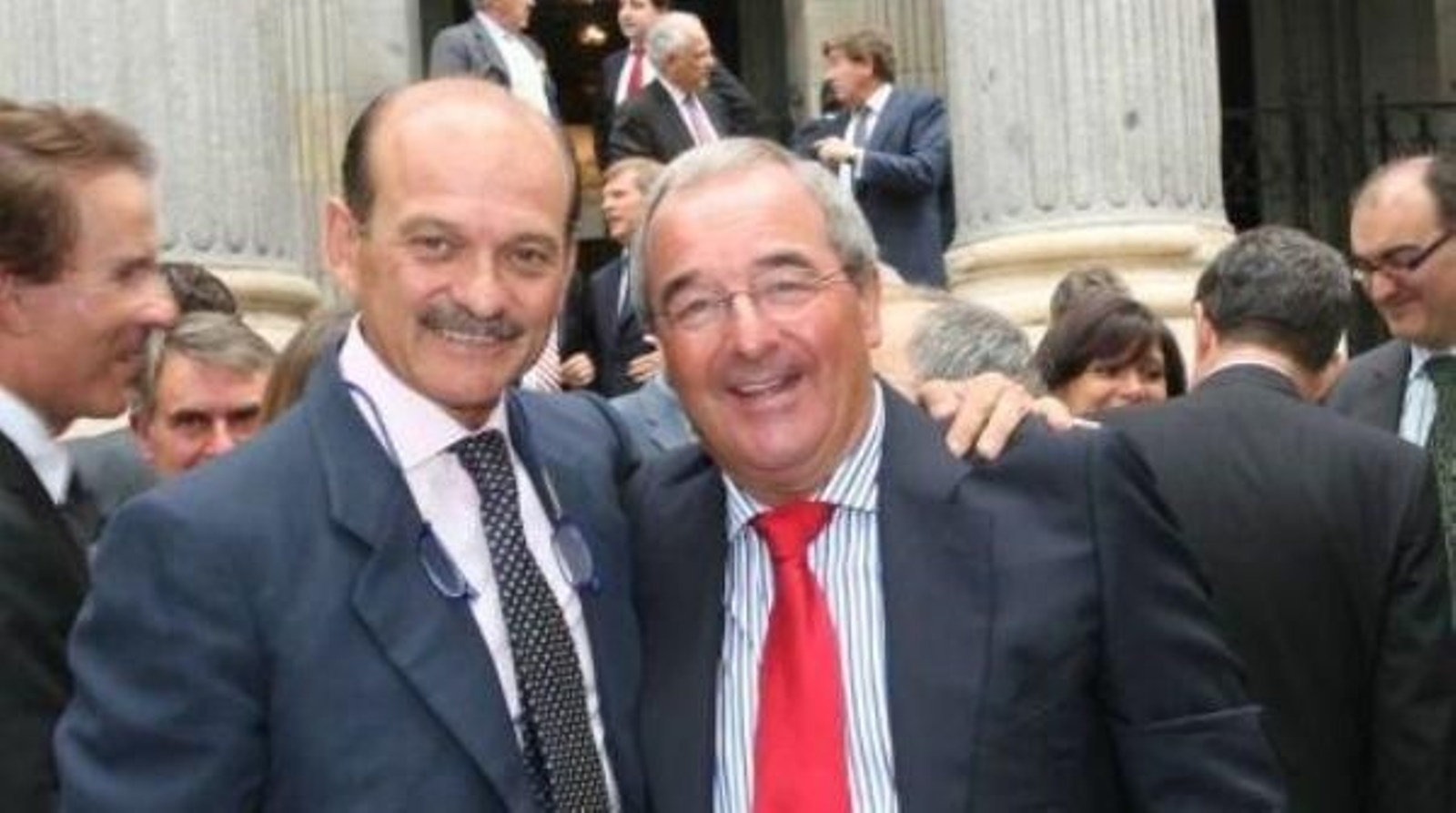 La banca busca una salida para San José y baraja entrar en la compañía