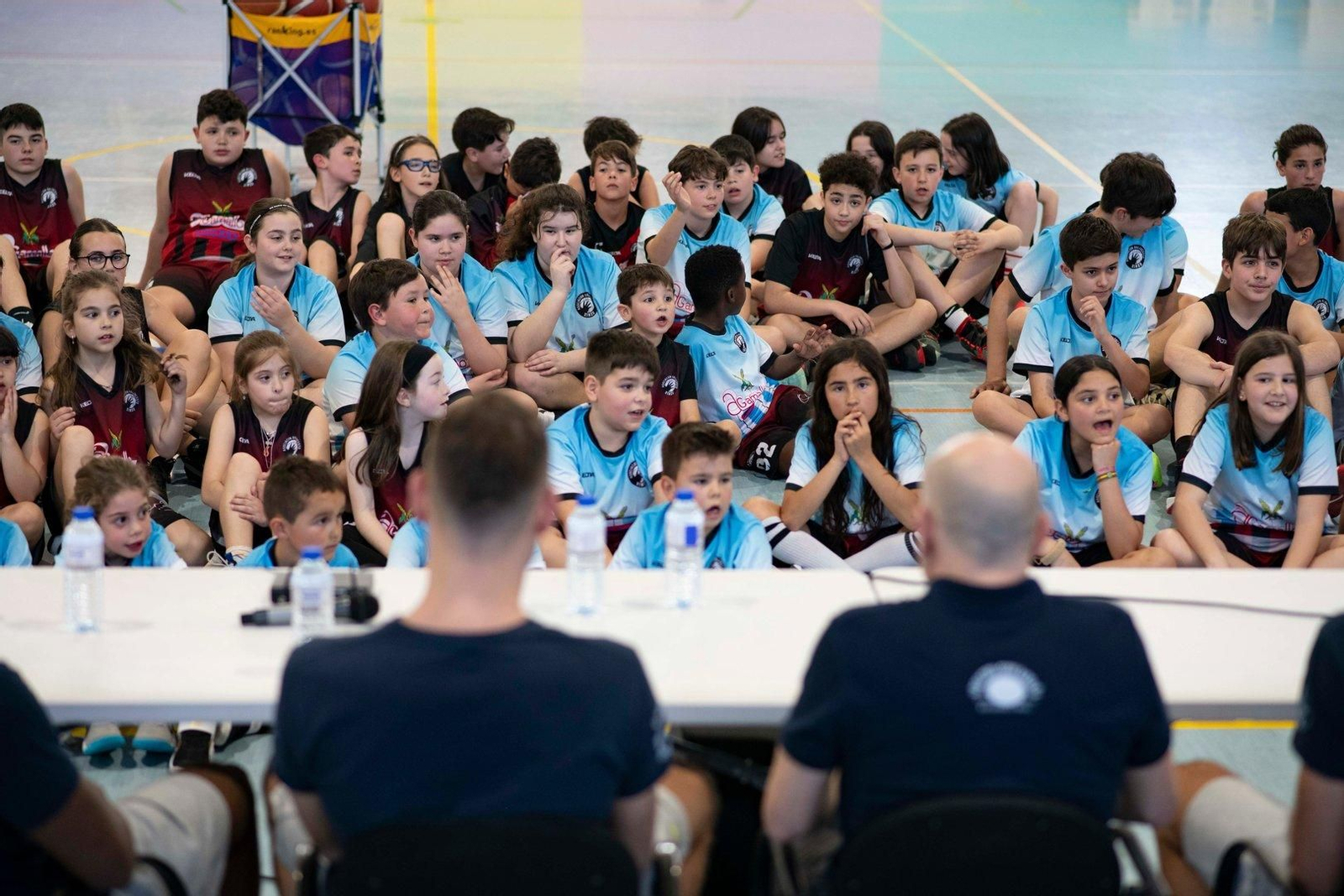 Todos los pequeños jugadores atentos a los grandes jugadores del COB