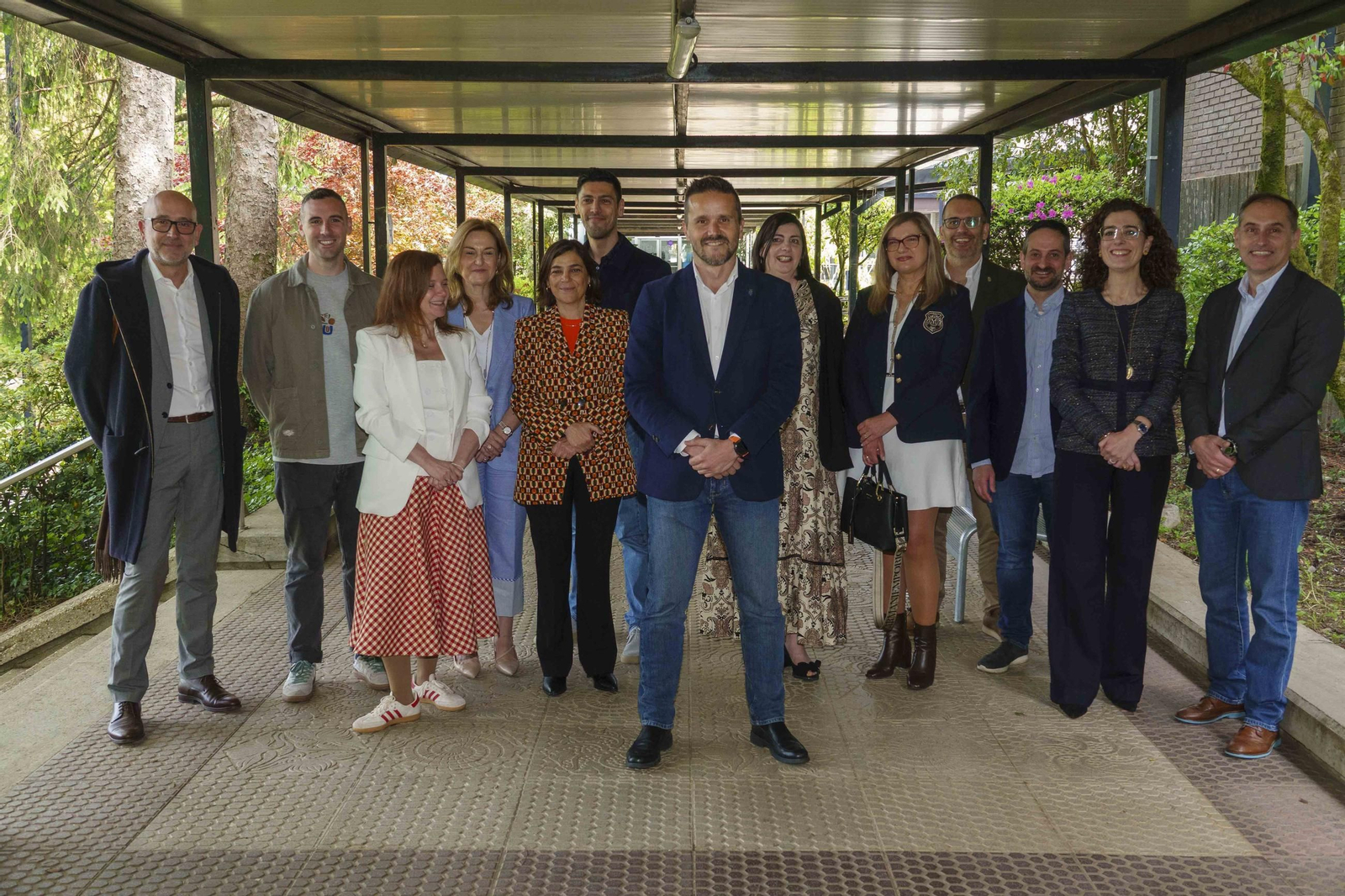 Jacobo Porteiro, en el centro, con los miembros de su equipo en la Facultad de Filología y Traducción.