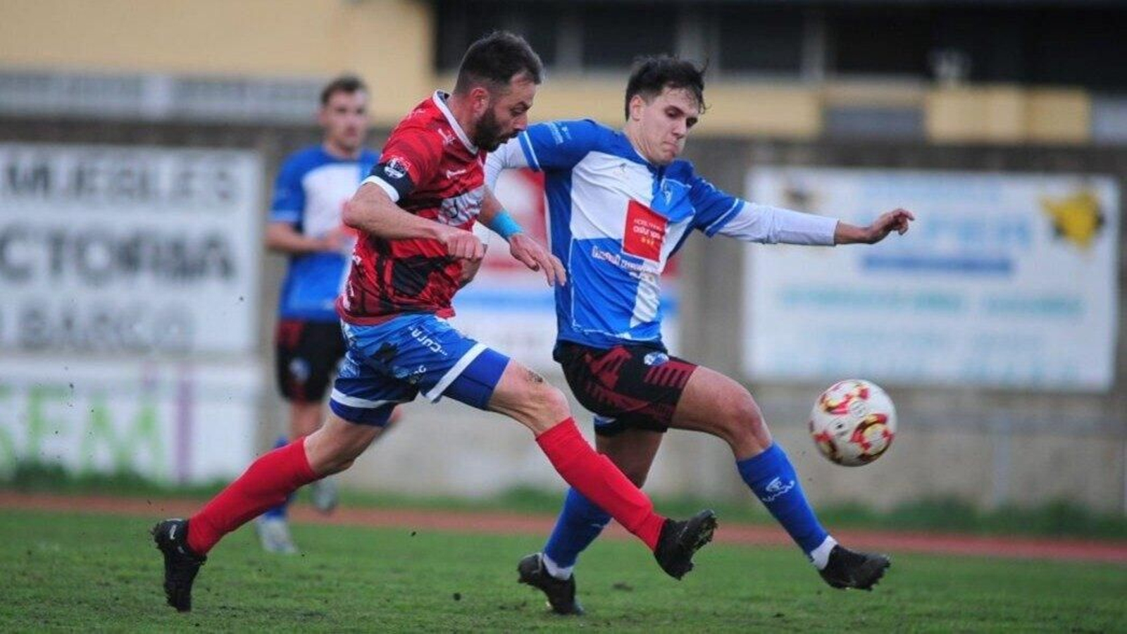 Javi Pazos, delantero del Barco, ante un contrario. (Foto: José Paz)