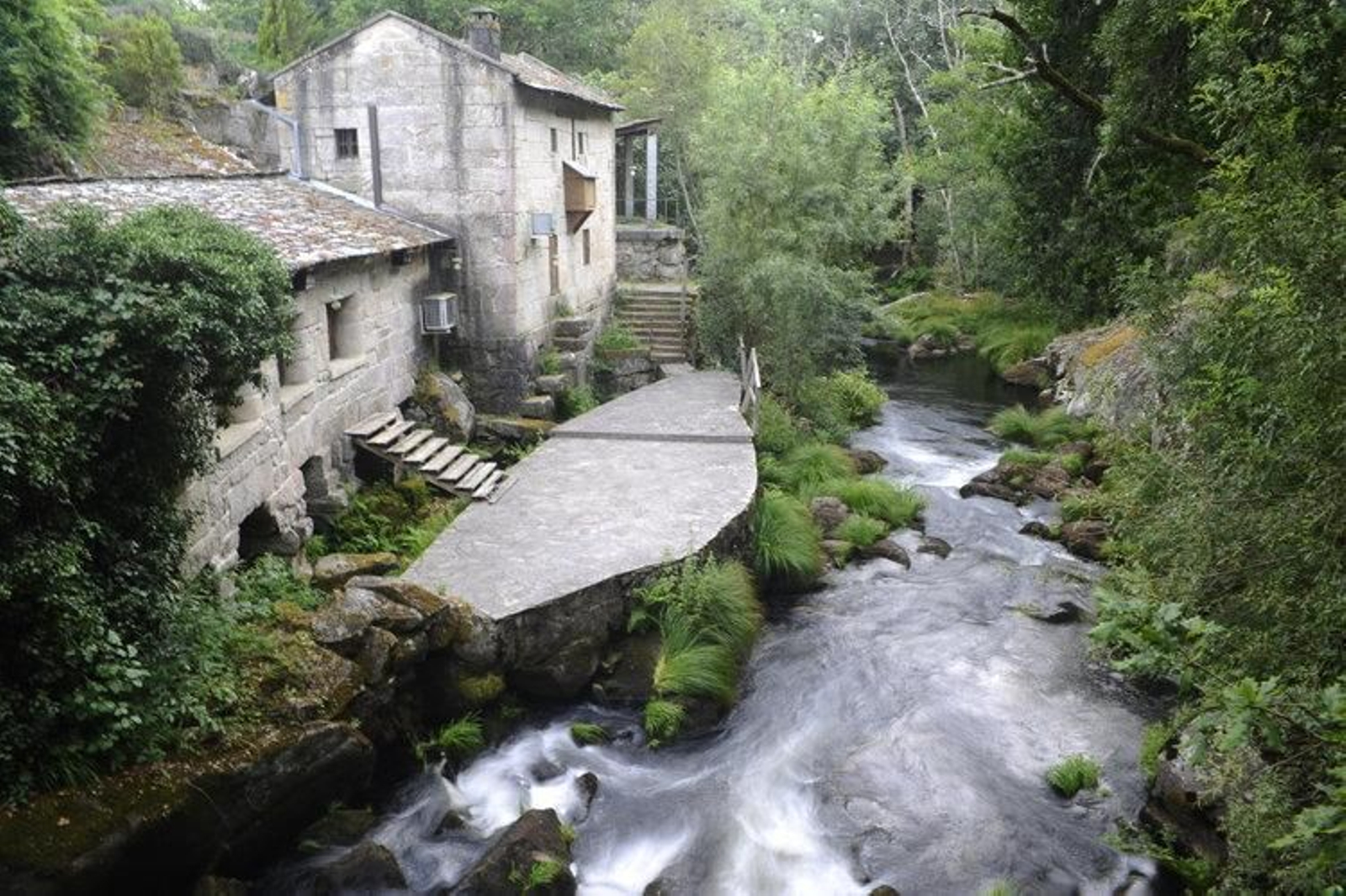 Instalacións do Muíño das Lousas, na beira do río Arenteiro.