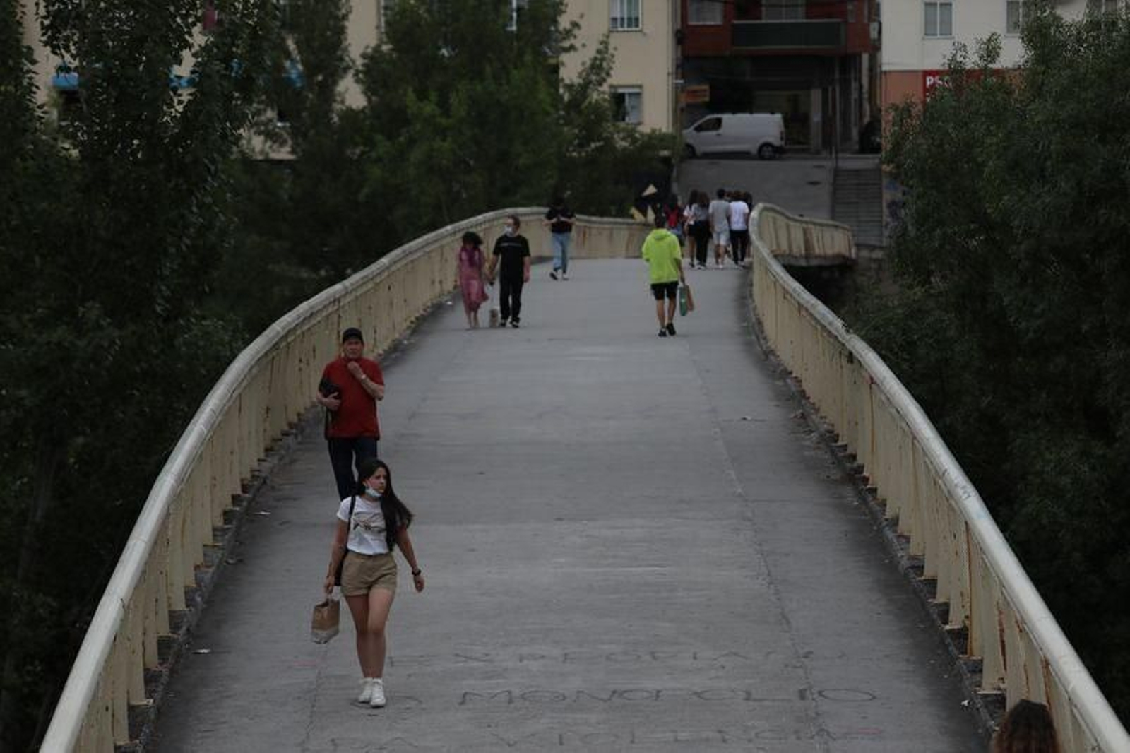 Varias personas cruzan por la pasarela peatonal sobre el Miño en Ourense (JOSÉ PAZ).