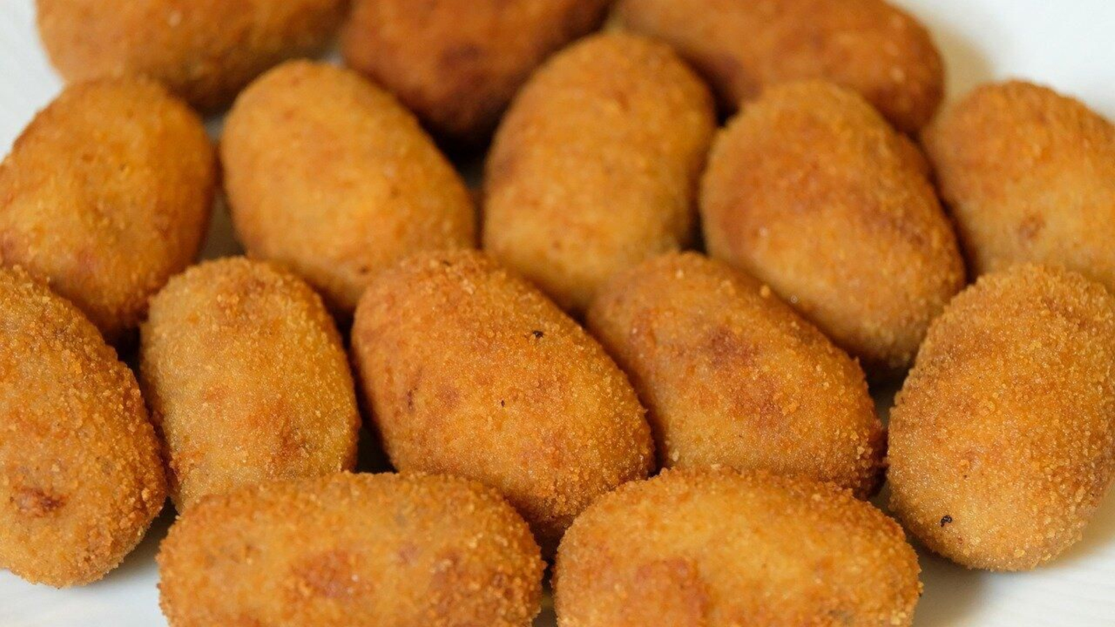 Unas croquetas, afectadas por la presencia de Salmonella. (Foto de archivo)