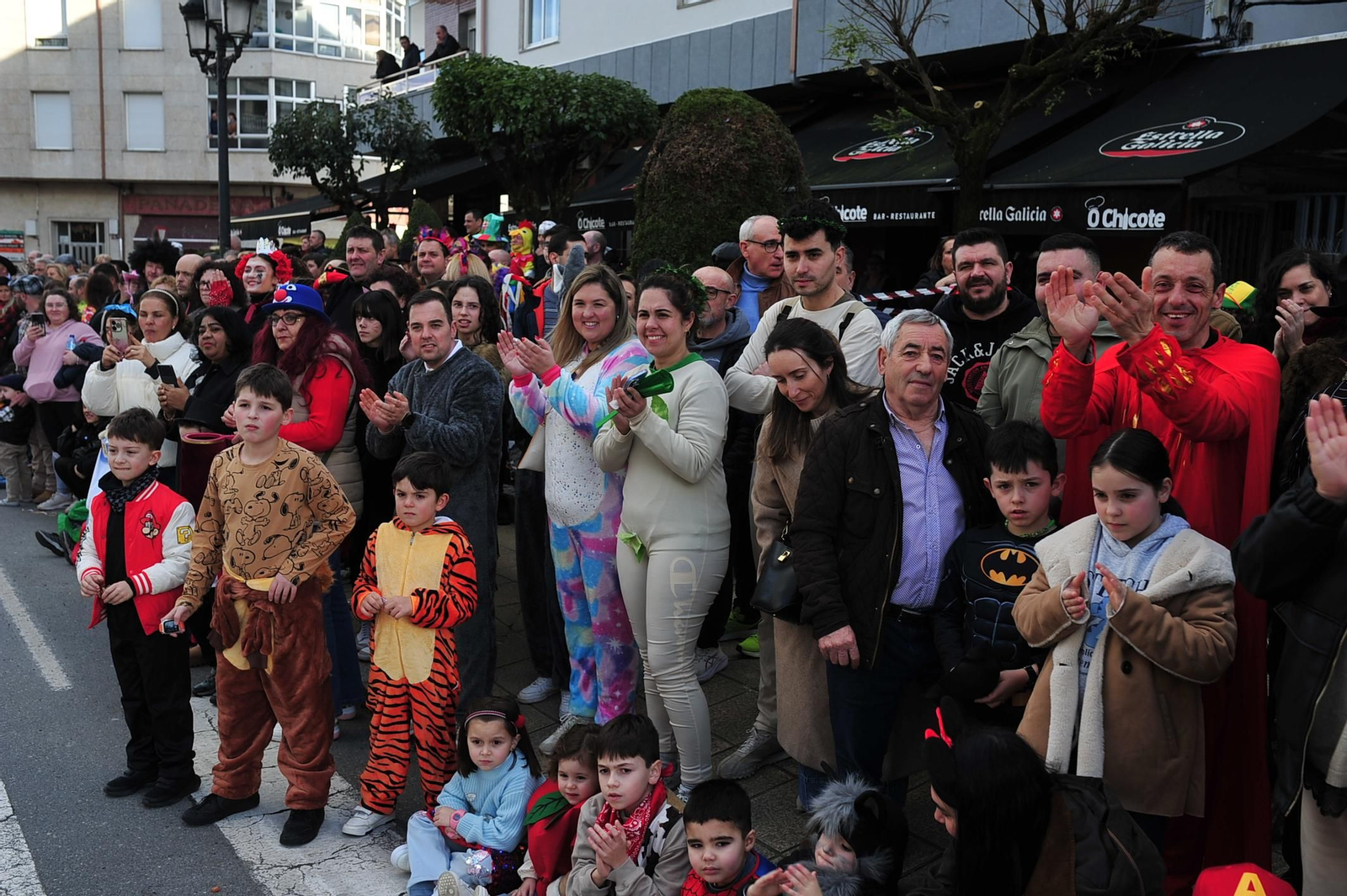 Galería | Color y retranca se pasean por las calles de A Valenzá durante su Martes de Entroido