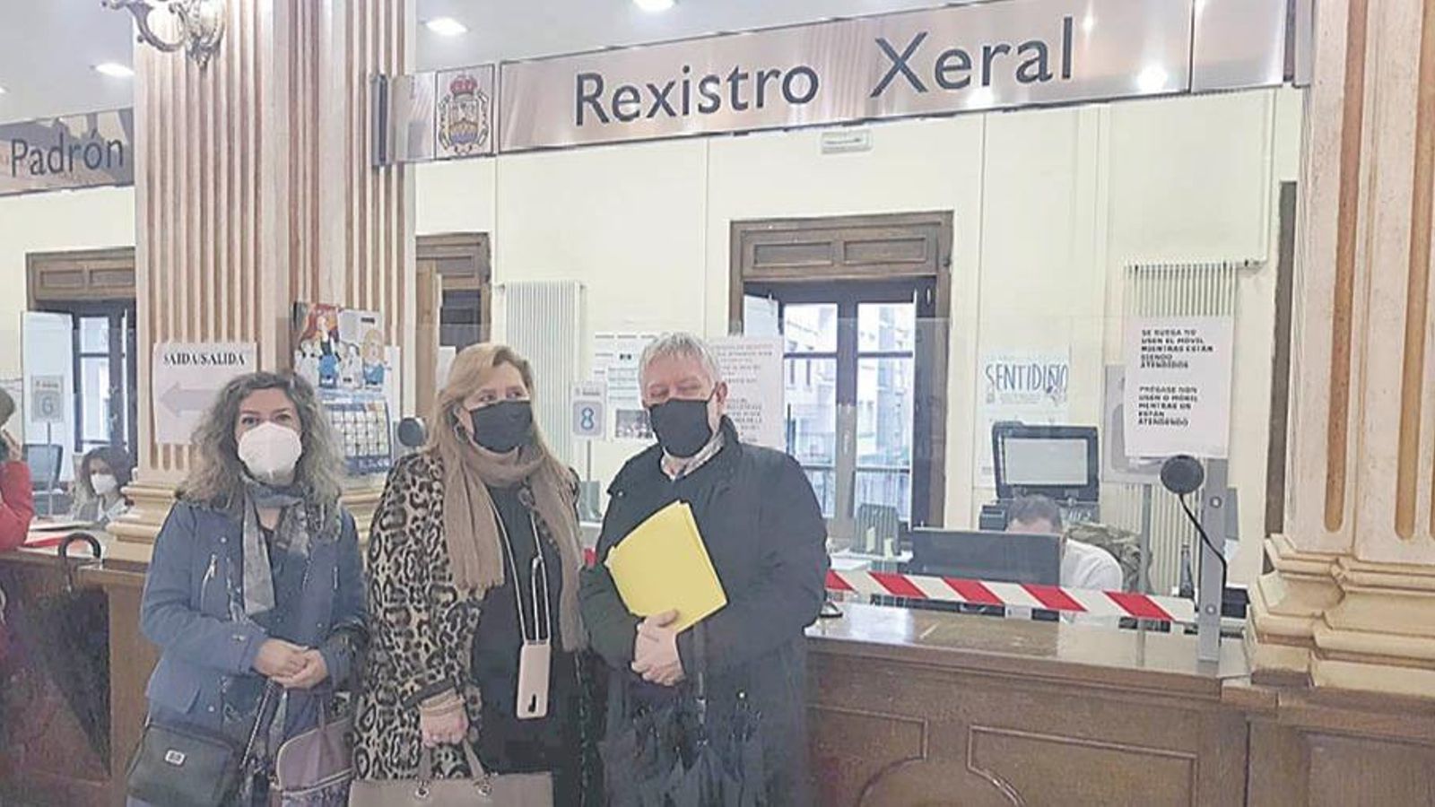 Maite Rodríguez, María Fernández Dibuja y Miguel Caride, en el Registro del Concello.