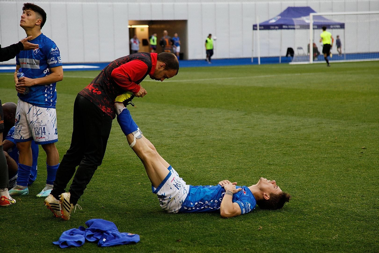 Uno de los jugadores del Barco, en el campo de juego con molestias.