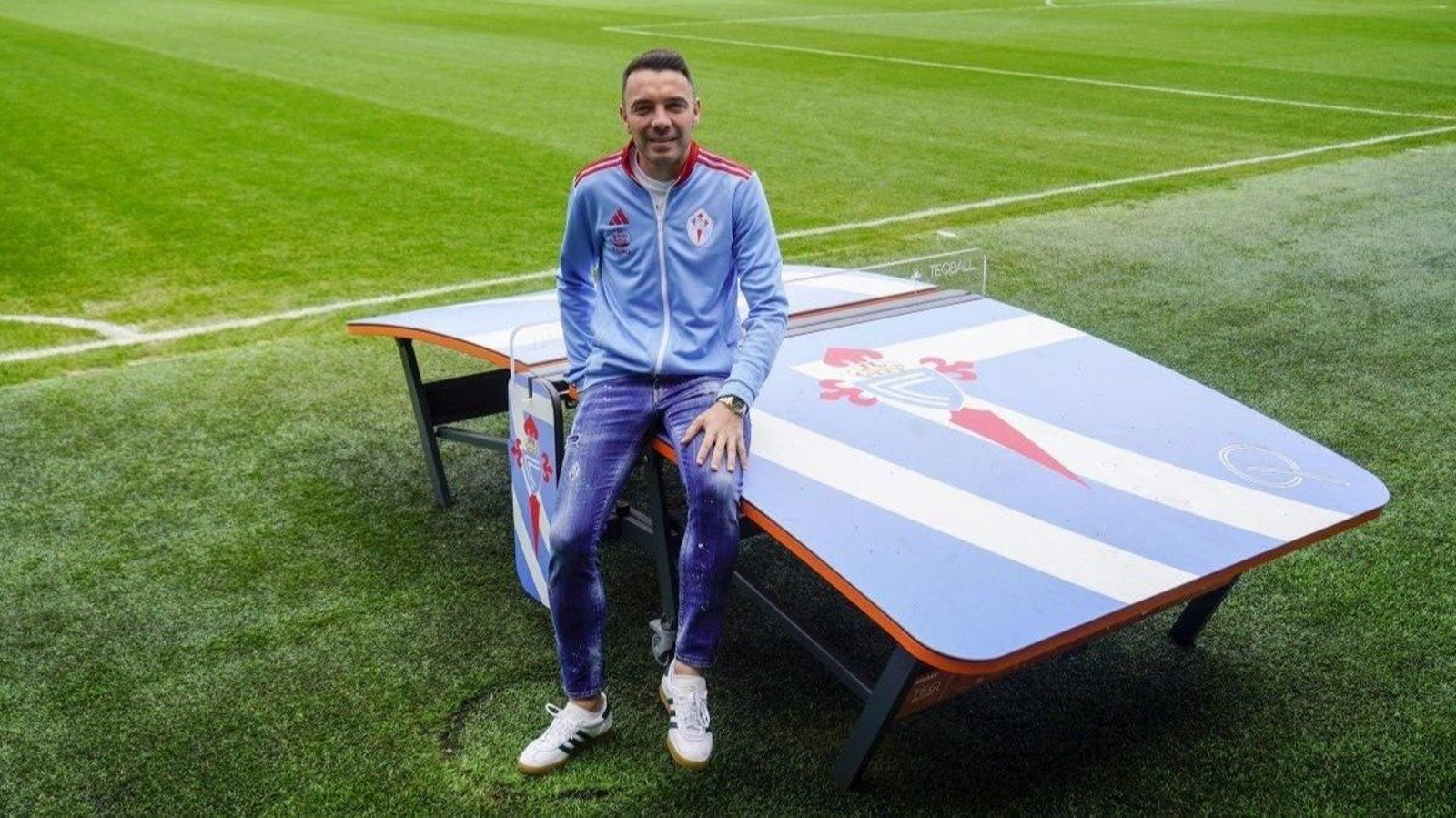 El fenómeno morracense posa sobre la mesa de teqball -una mezcla entre fútbol y tenis de mesa- con uno de los campos de entrenamiento al fondo.