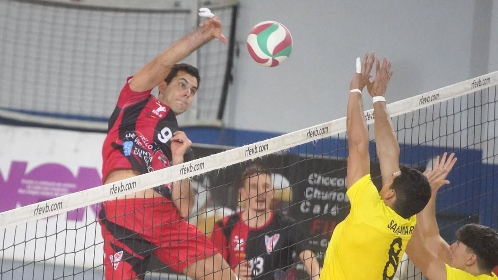 El Club Vigo Voleibol obtuvo la victoria ayer ante el Universidad de Valladolid.