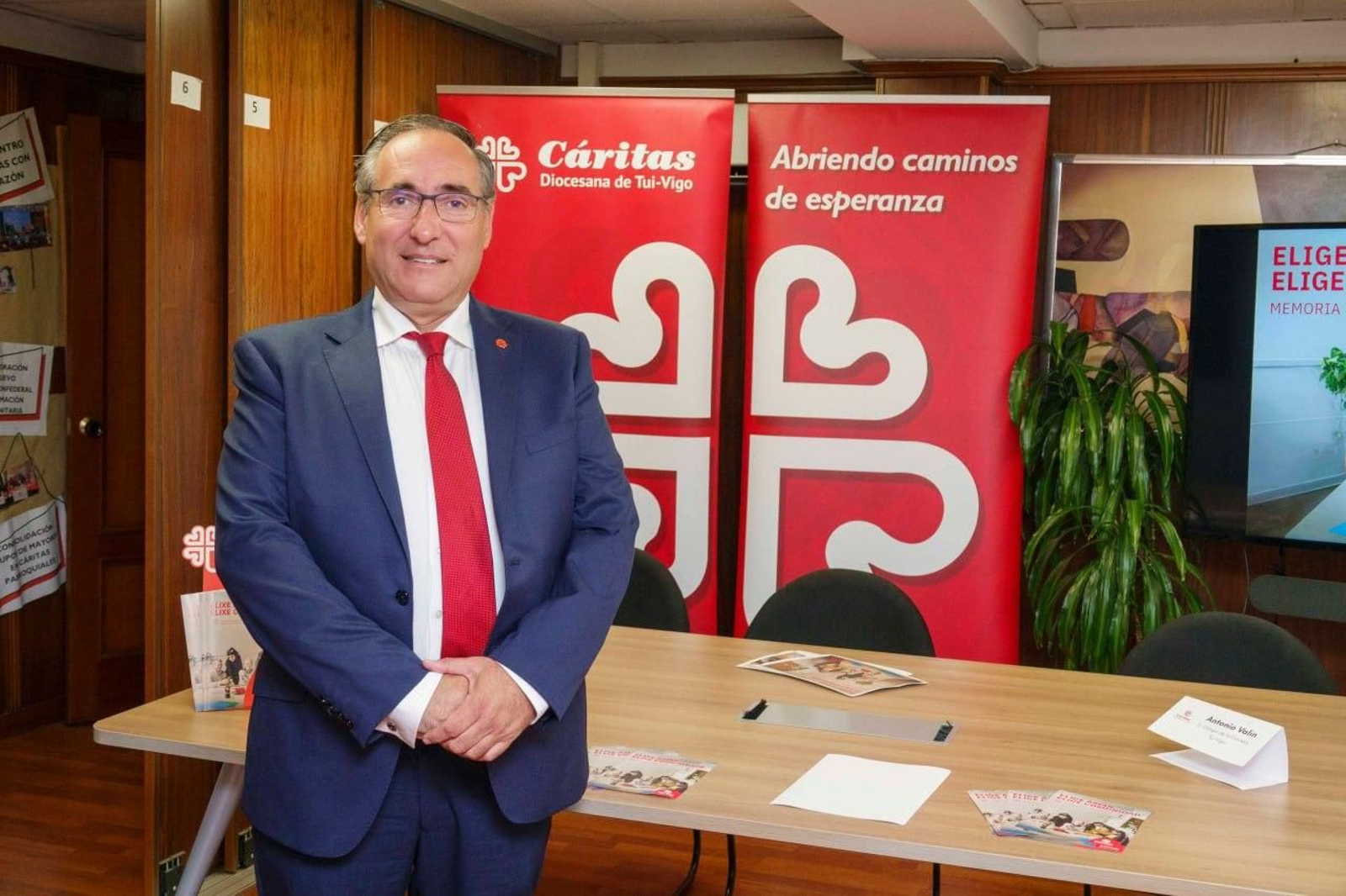 El director de Cáritas Diocesana de Tui-Vigo, Alfonso Moreno, en la sede de García Barbón.
