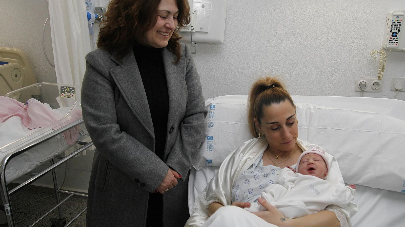 Coral, junto a su madre, Iria, y su abuela, Loli.