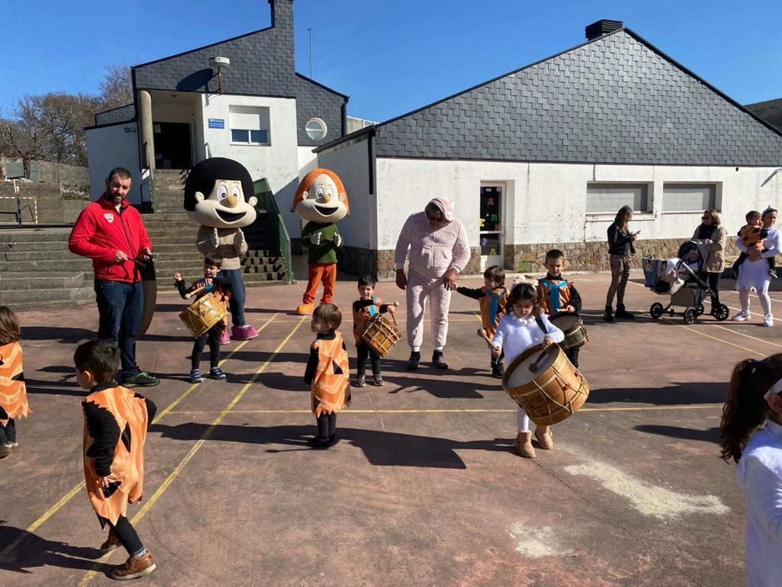 Desfile infantil en Vilariño de Conso acompañados por los Bolechas
