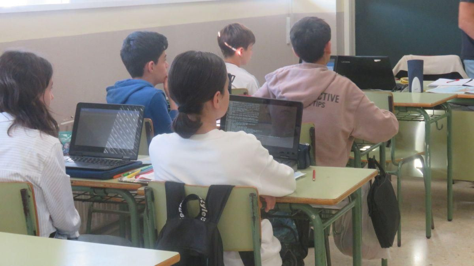 Alumnos de un instituto vigués utilizando ordenadores portátiles del programa e-Dixgal.