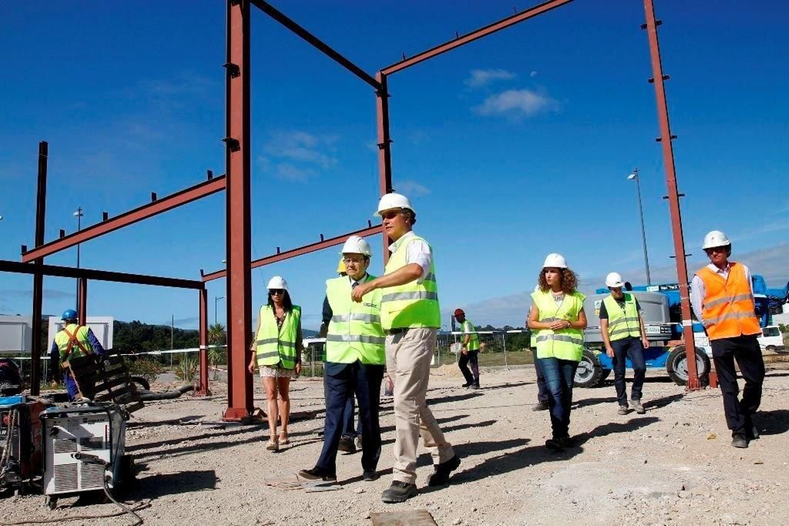 Angel Bernardo Tahoces y el alcalde de Nigrán, Juan González durante la visita a las obras.