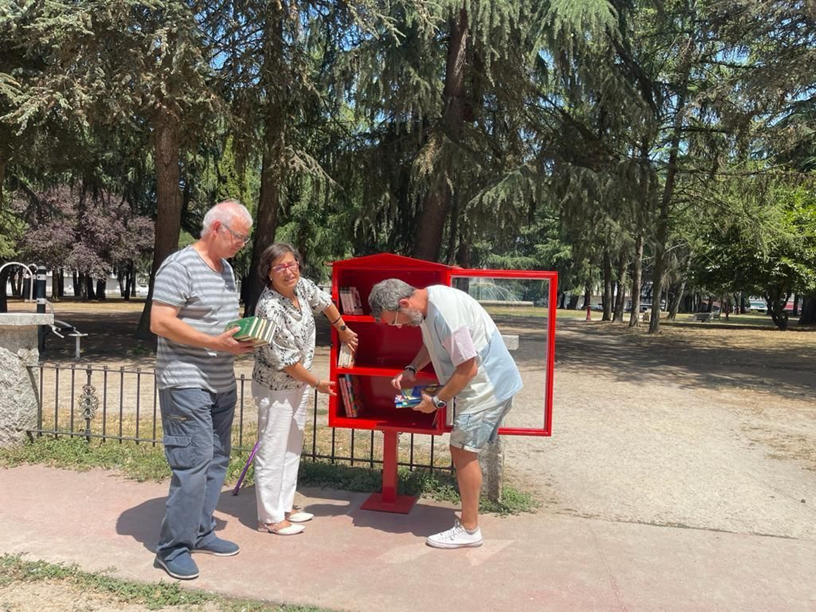 Alfonso Carlos Lois, Elvira Lama e Rafael Penabad xunto a unha caseta.