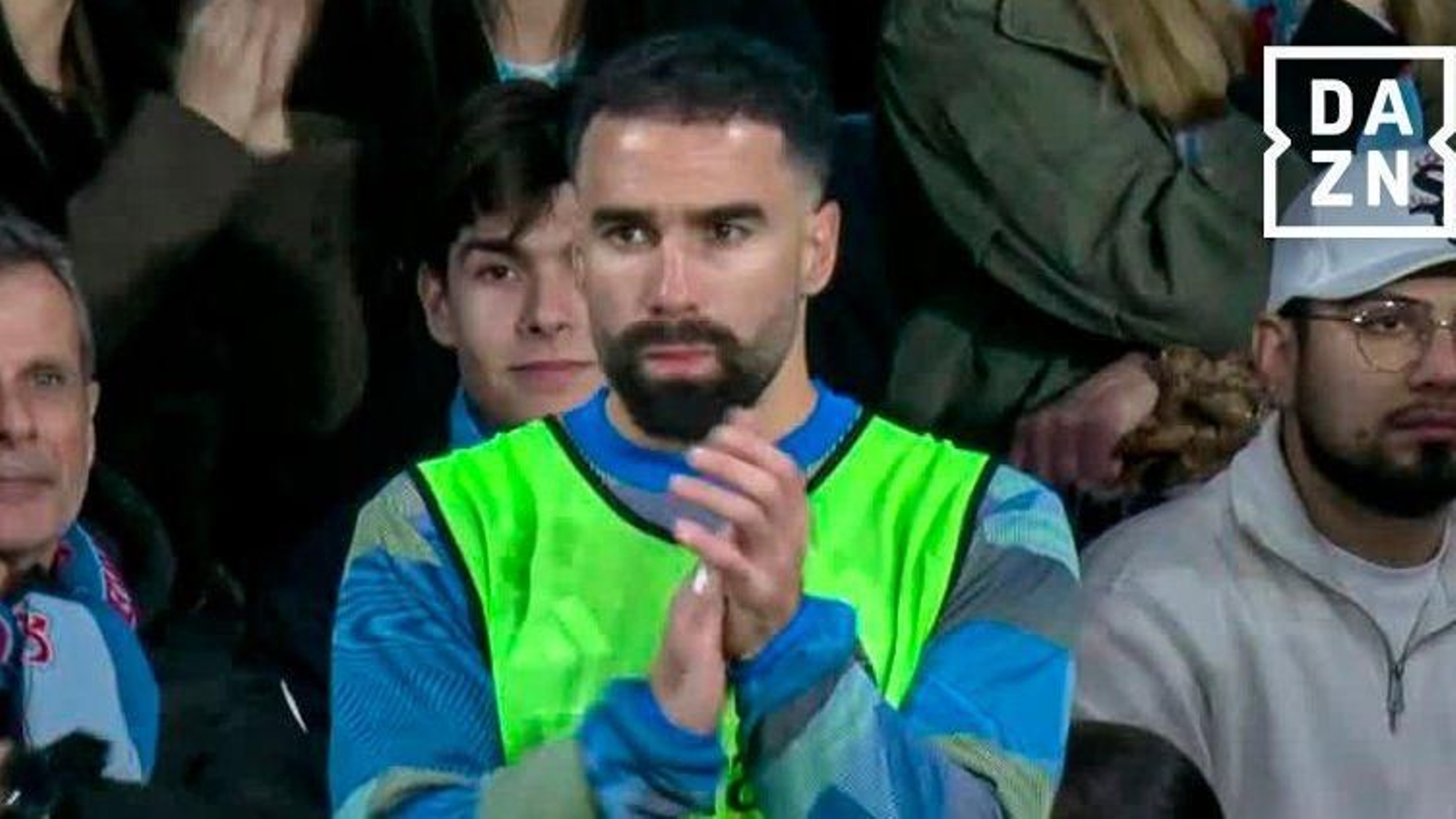 Dani Carvajal aplaude a Aspas, captado por las cámaras de televisión.