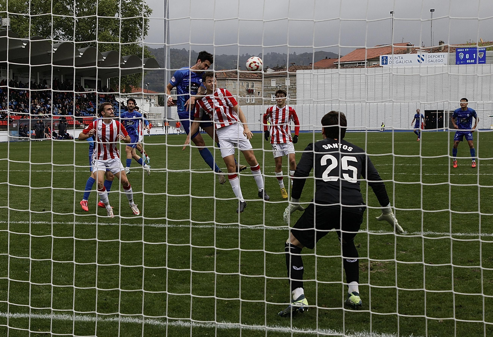 Galería | El Ourense CF sumó su primera derrota en el fortín de O Couto