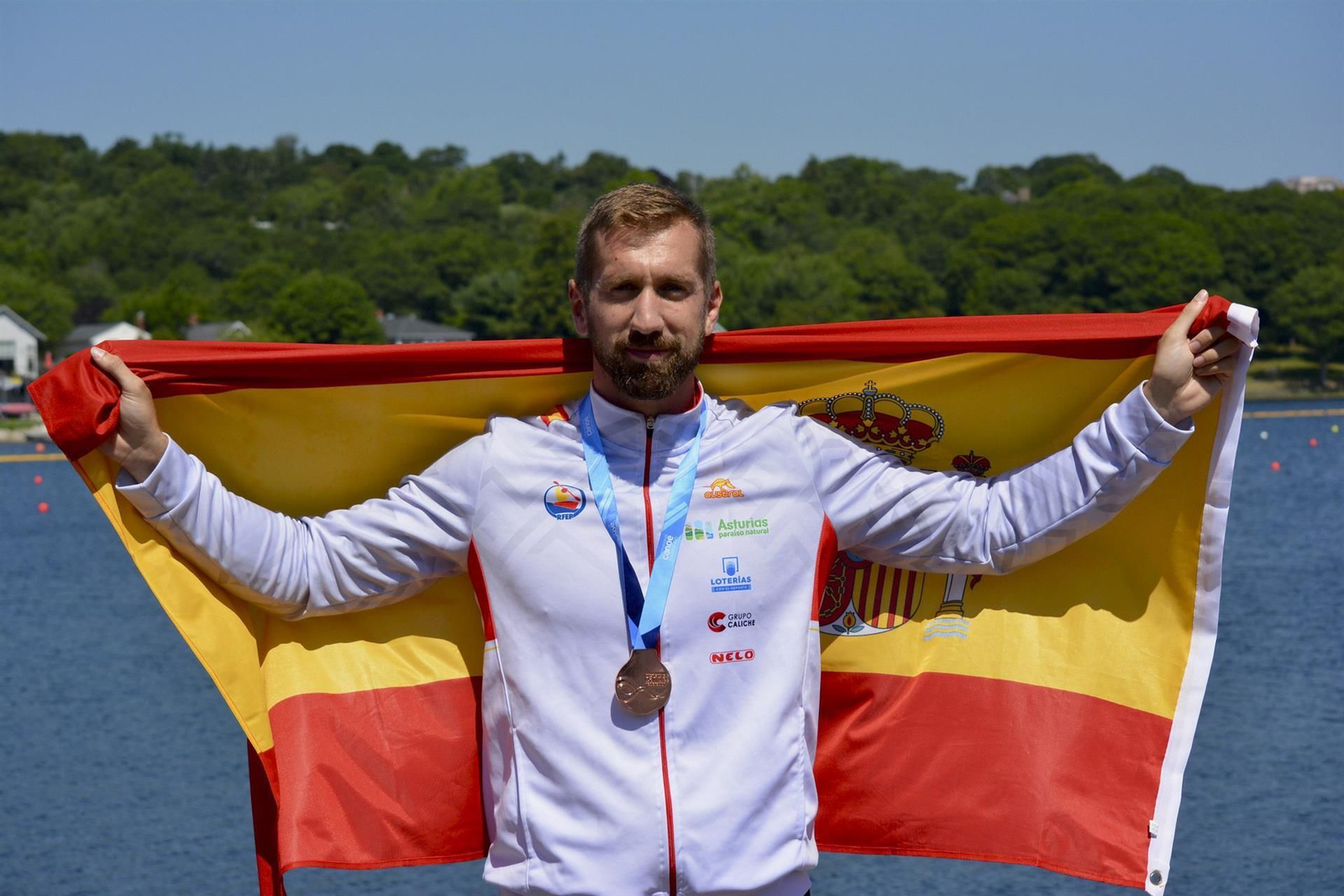 La piragüista español Carlos Arévalo posa tras conseguir la medalla de oro en K1 200 (EFE)