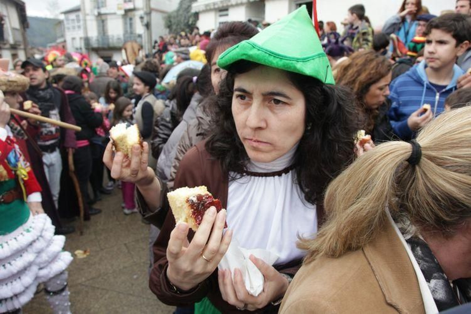 Laza recibe a los peliqueiros con bica y licor café