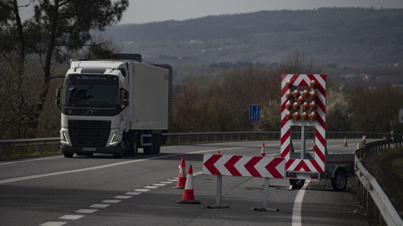 La vía cuenta actualmente con varios carriles cortados.