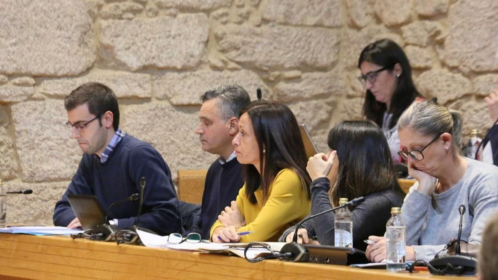 El concejal Fran Represas (1º iz), con sus compañeros del grupo municipal del PP de Ponteareas.