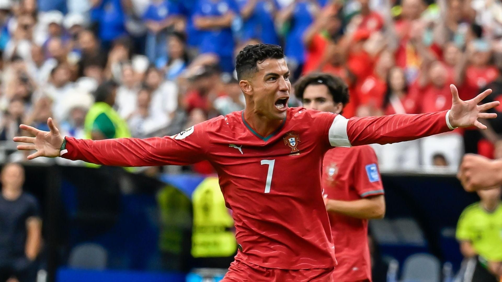 Cristiano Ronaldo, con sus goles ante Uzbekistán, es el primer jugador en marcar en seis Mundiales.
