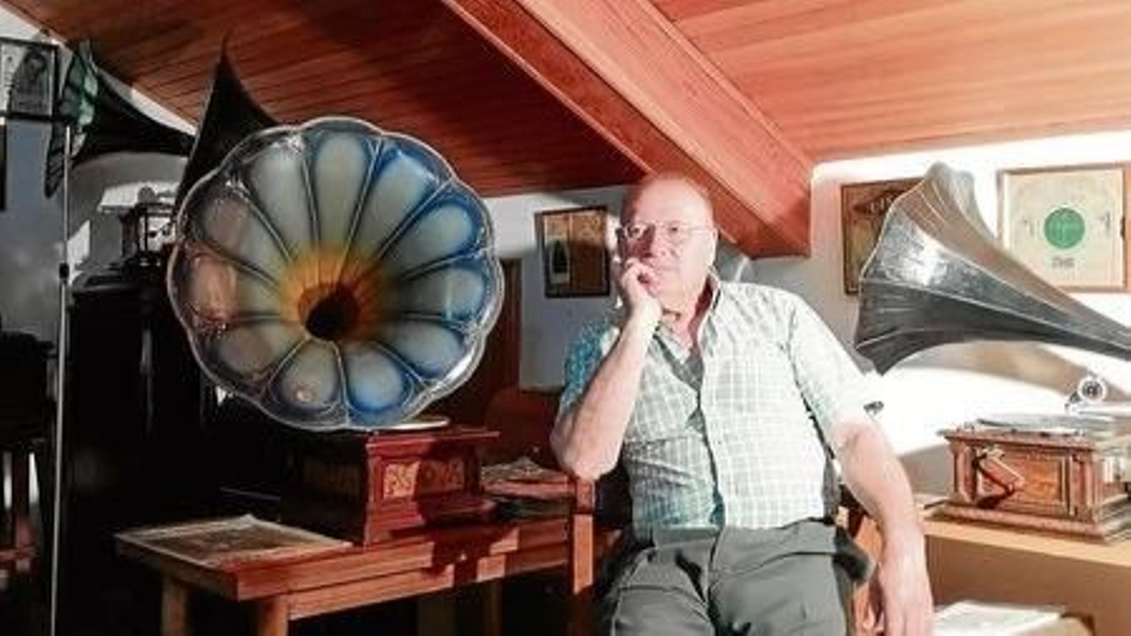 Ernesto Romero, en el ático de su cine de Leiro, donde tiene un pequeño museo sobre el cine.