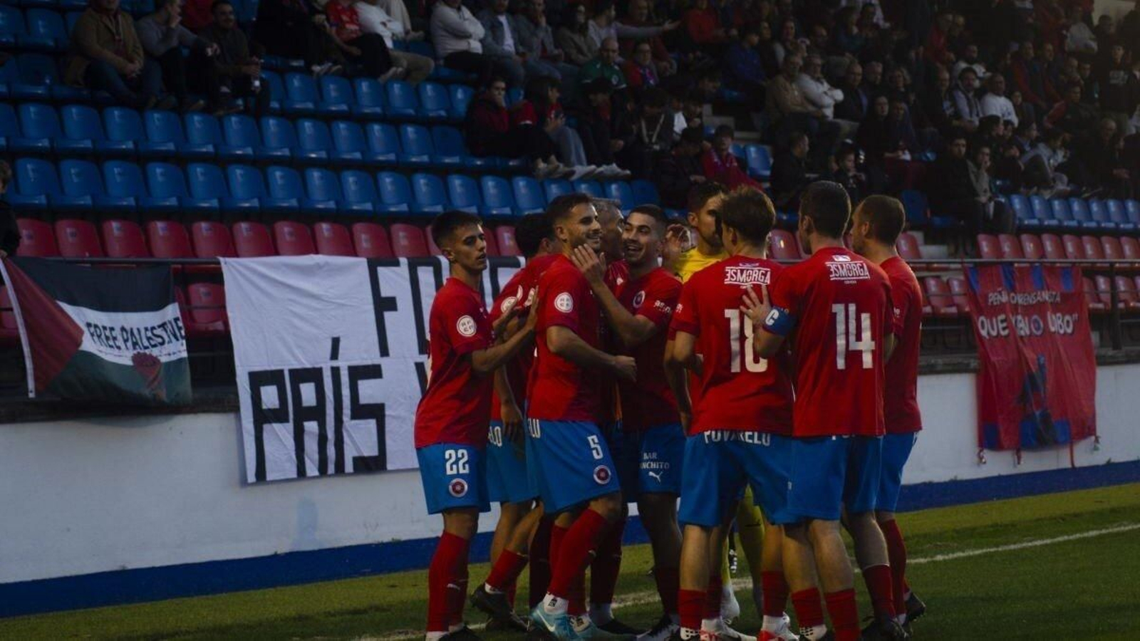 Todo el grupo, incluido Alex Cobo, fue a celebrar con Lucas Puime el primer gol del partido