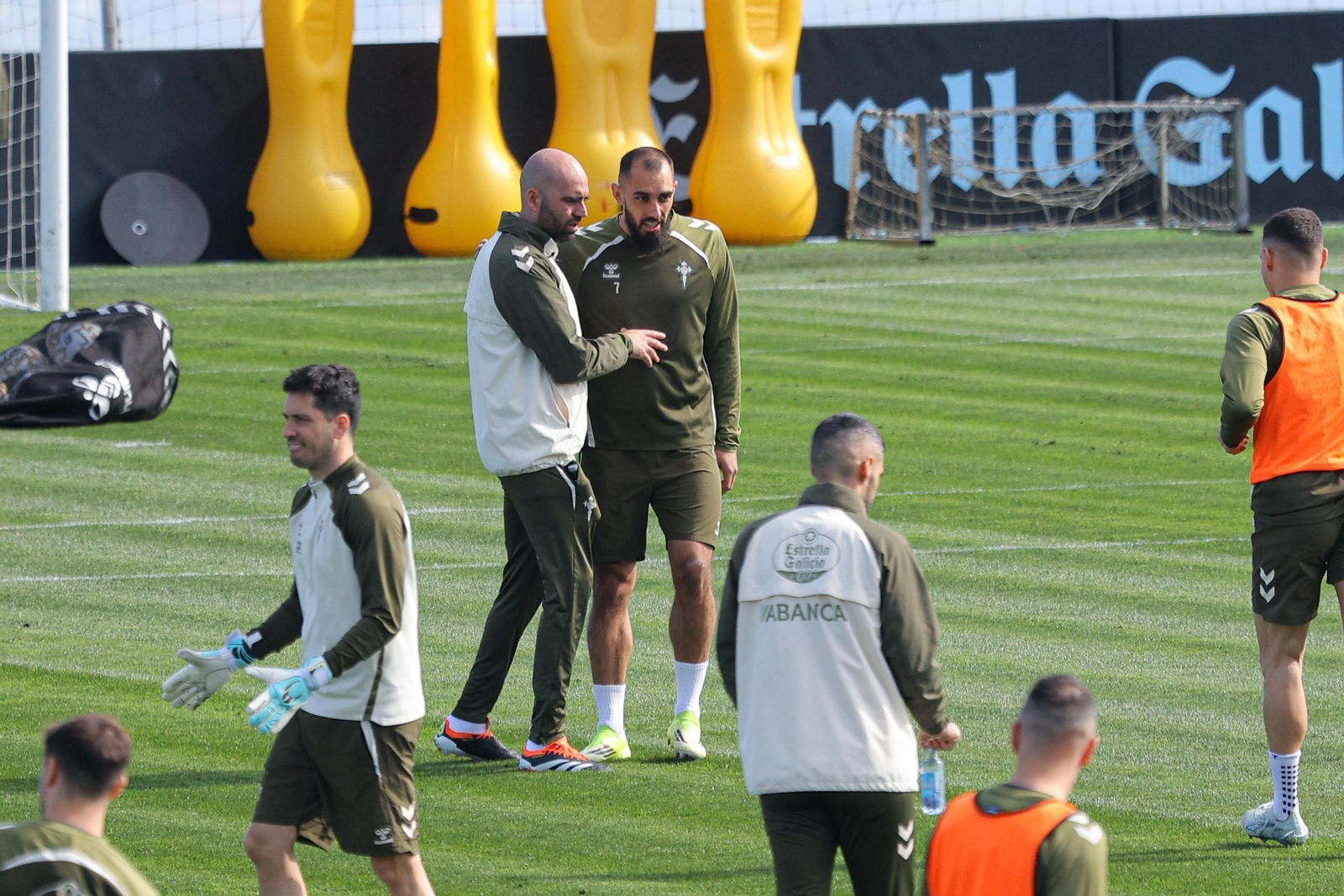 Giráldez charla con Borja Iglesias ayer en la ciudad deportiva.