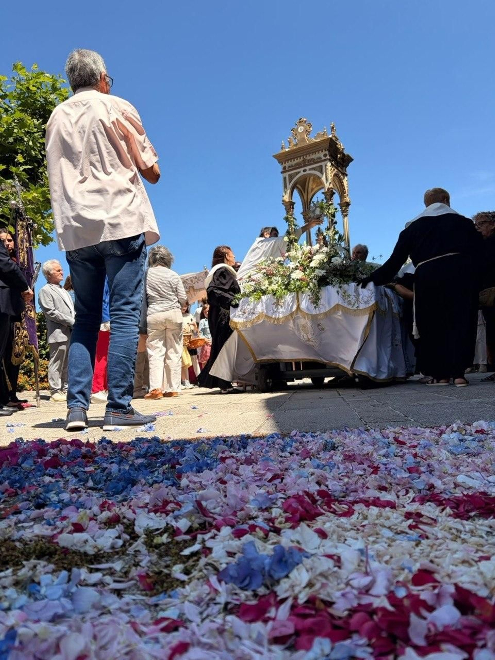 Alfombras florales y procesión del Corpus en Bouzas.