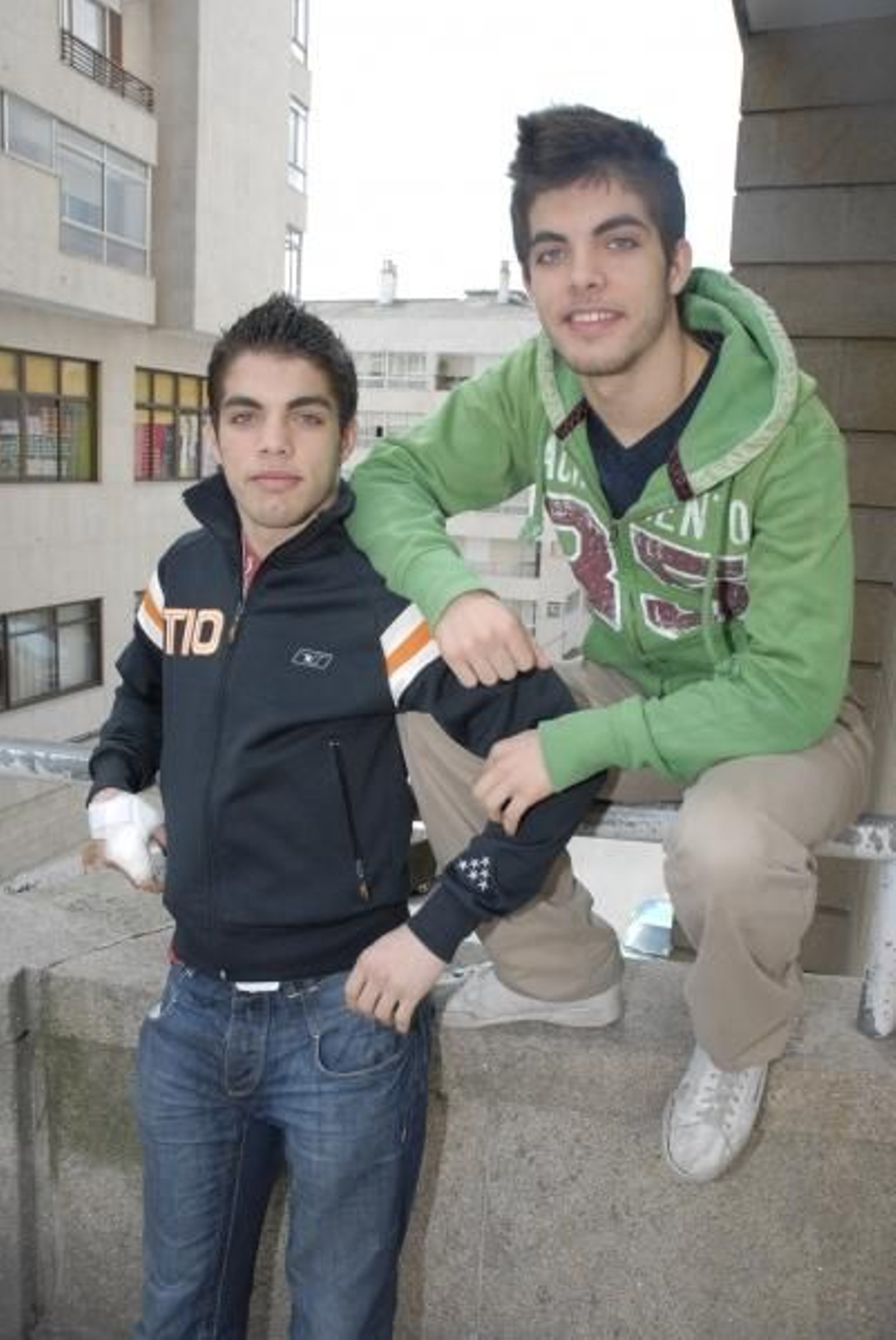César y Jandro, los hermanos gemelos, ayer en Vigo. foto: lydia miranda.