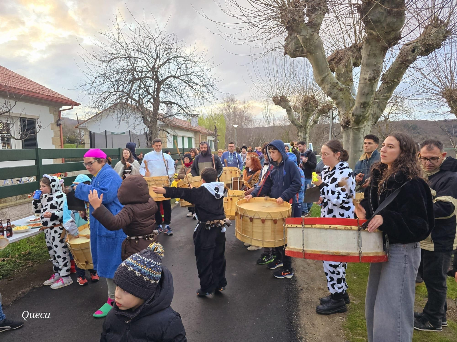 Galería | En Manzaneda, a ronda dos gusanitos é o día para os cativos