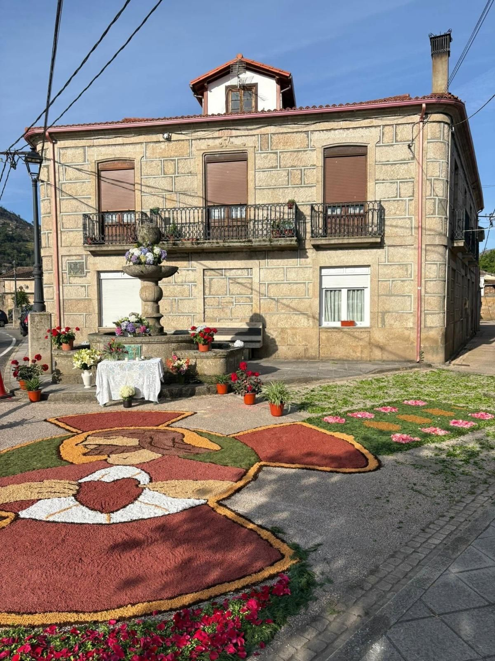 Alfombra floral por el Corpus Christi en Vilaza.
