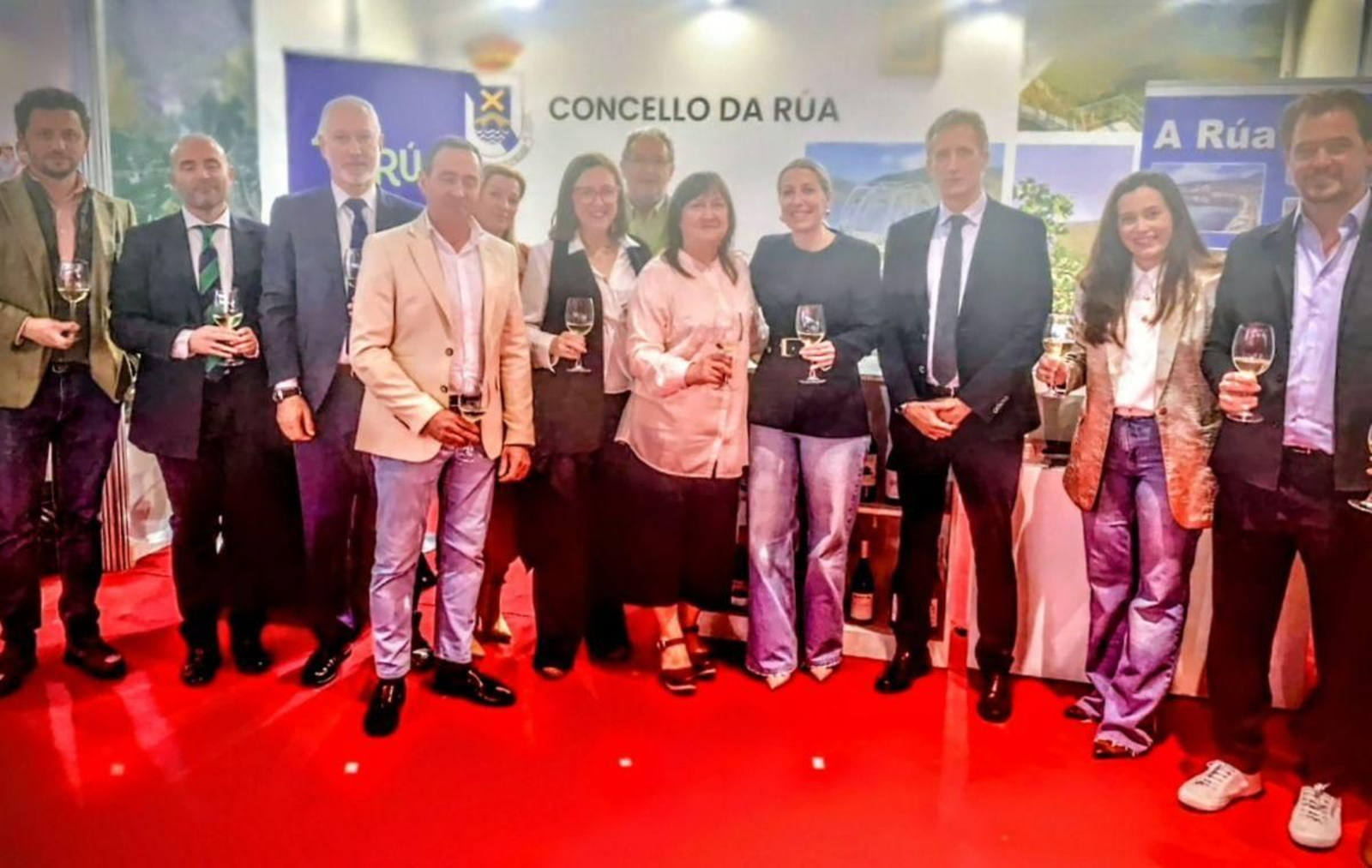 María Guardiola, presidenta en funciones de Extremadura, visita el stand de A Rúa en Almendralejo.
