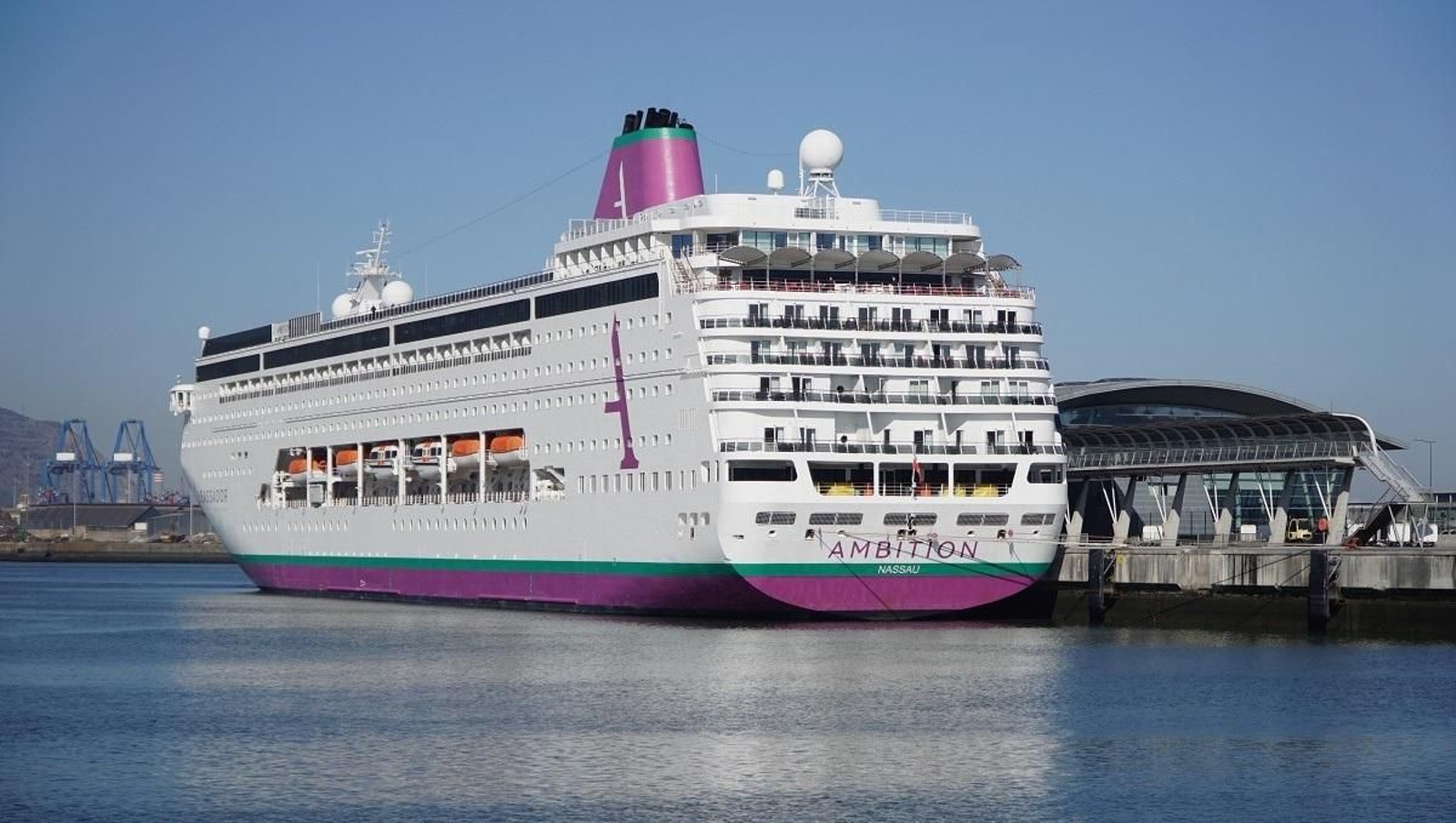 El crucero Ambition atracado.
