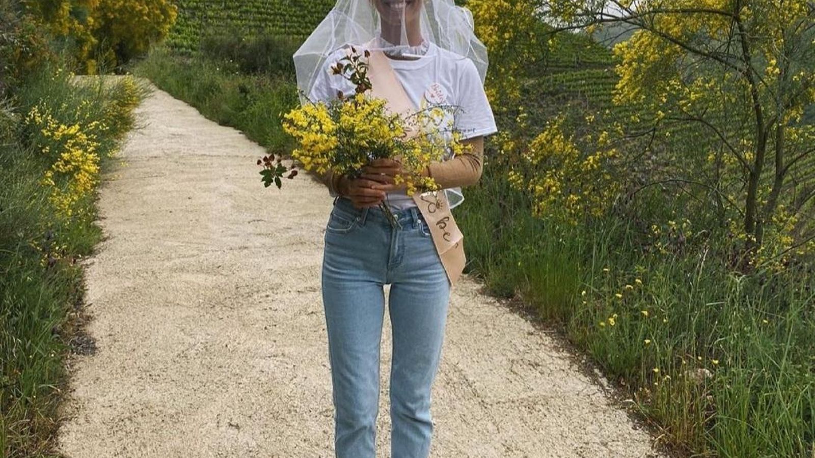 Esa novia que les muestro es la viguesa Lucía Bárcena, una de las influencers de moda más reconocidas en España, que se casará este verano con Marco Juncadella Hohenlohe
